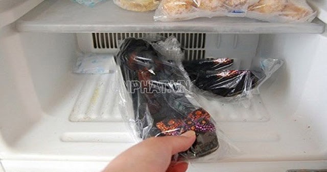 Đưa giày vào tủ lạnh để xử lý bã cao su 