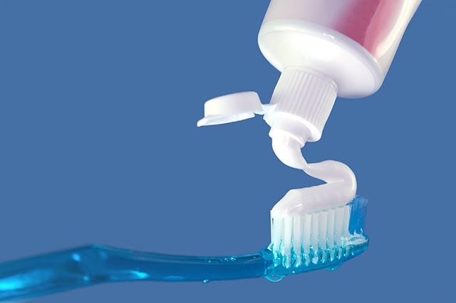 Dùng kem đánh răng để vệ sinh vết ố nước chè trên nền nhà cực hiệu quả