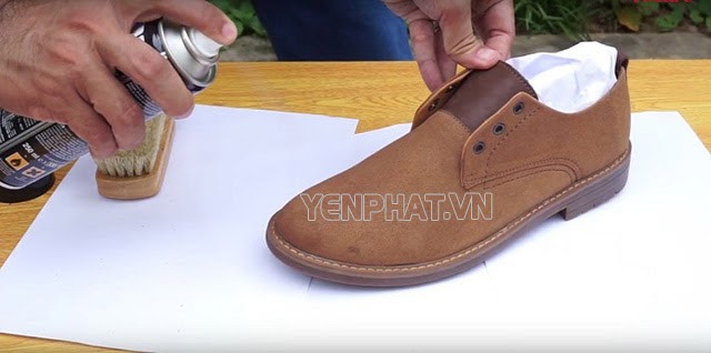 Sử dụng bình xịt chuyên dụng để vệ sinh giày da lộn