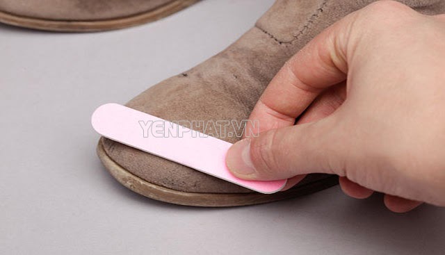 Sử dụng dũa móng tay để đánh giày da lộn