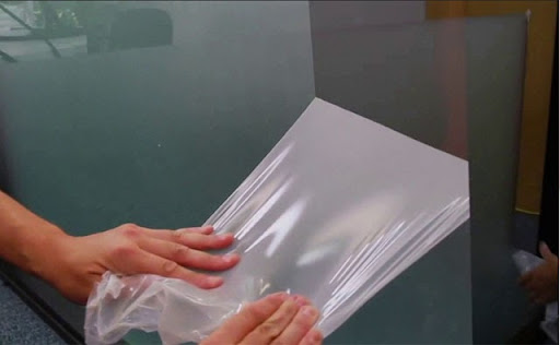 Sử dụng hóa chất lột giấy dán kính để tiết kiệm thời gian và hiệu quả hơn