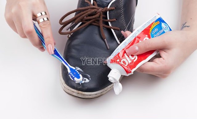 Vệ sinh giày da bằng kem đánh răng đơn giản