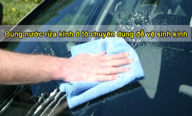 Vệ sinh kính ô tô sạch bóng bằng nước rửa chuyên dụng